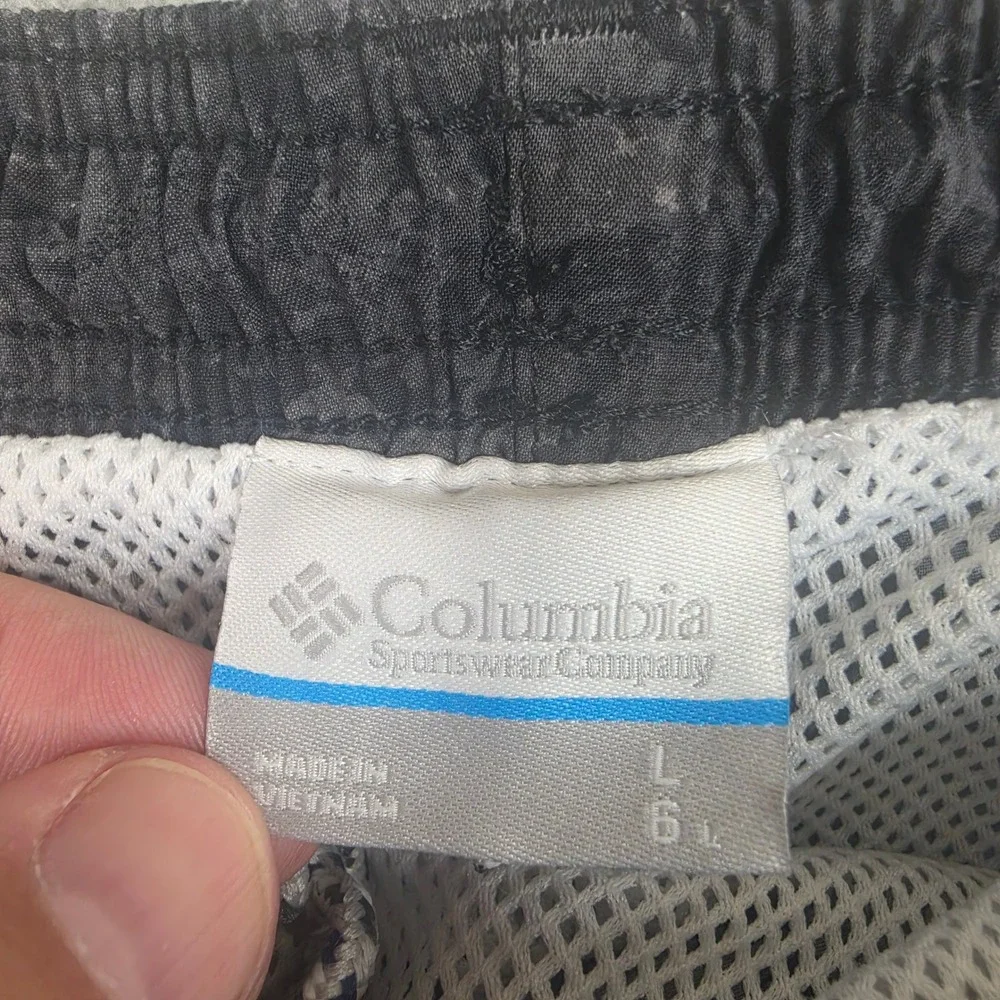 Columbia PFG Performance Fishing Gear Shorts Mens Large Omni-Shade Shark Print